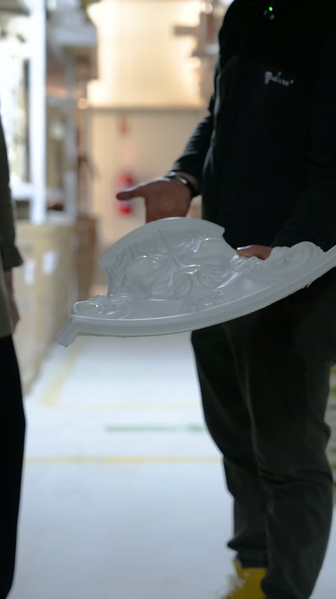 Beyaz göbek süslemesinin kabartmalı yüzeyi elde açıkça gösteriliyor