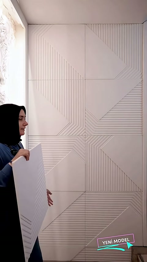 Panel kenarı, geometrik modüllerle kaplanmış dekoratif duvarın yanında gösteriliyor.