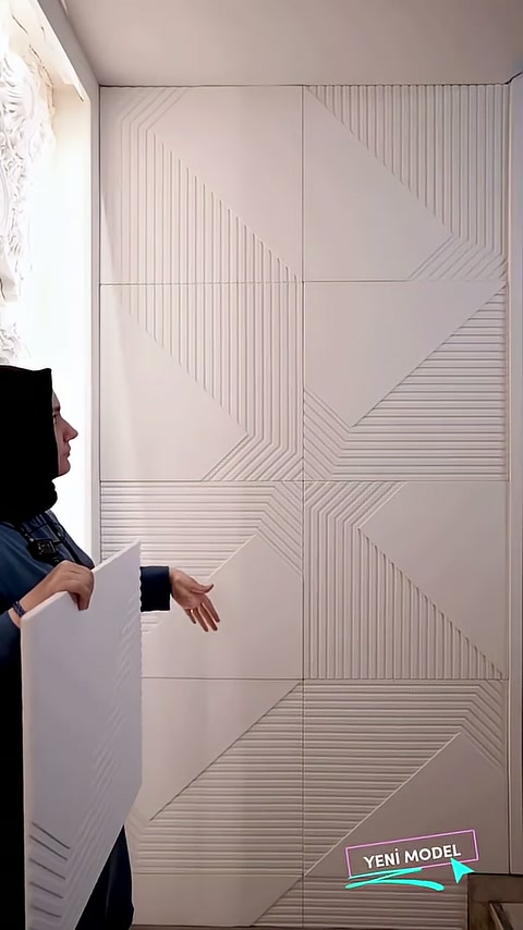 Tamamlanmış duvar kaplamasının geometrik düzeni, panel kenarı yanında görülüyor.