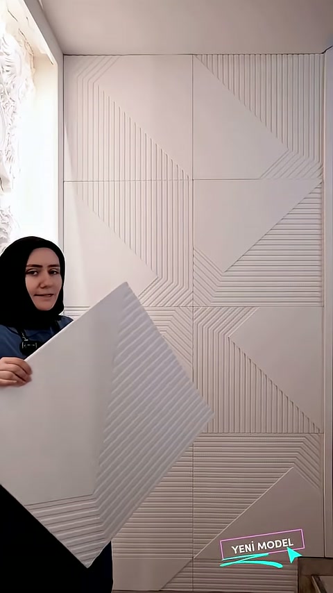 Baklava yönünde tutulan 3D panelde çizgili köşe dokusu öne çıkıyor.