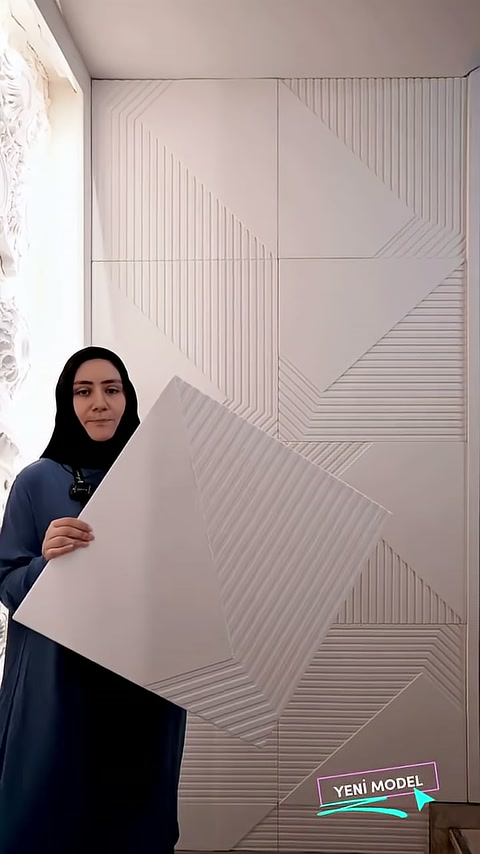 Kare panelin asimetrik kabartma düzeni, uygulanmış duvar fonunda tanıtılıyor.