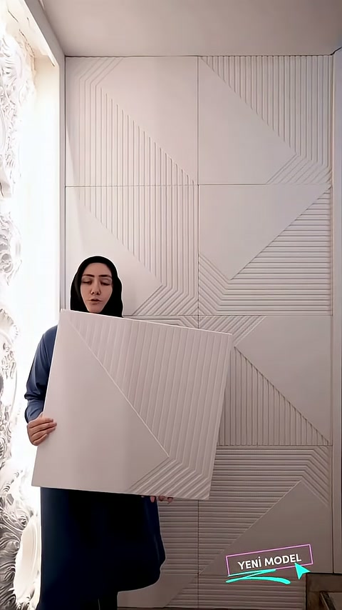 Geniş panel yüzeyinde çapraz ayrımlar ve paralel oluklar birlikte görülüyor.