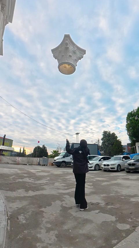 Büyük sütun başlığı açık alanda gökyüzünde havada görülüyor.