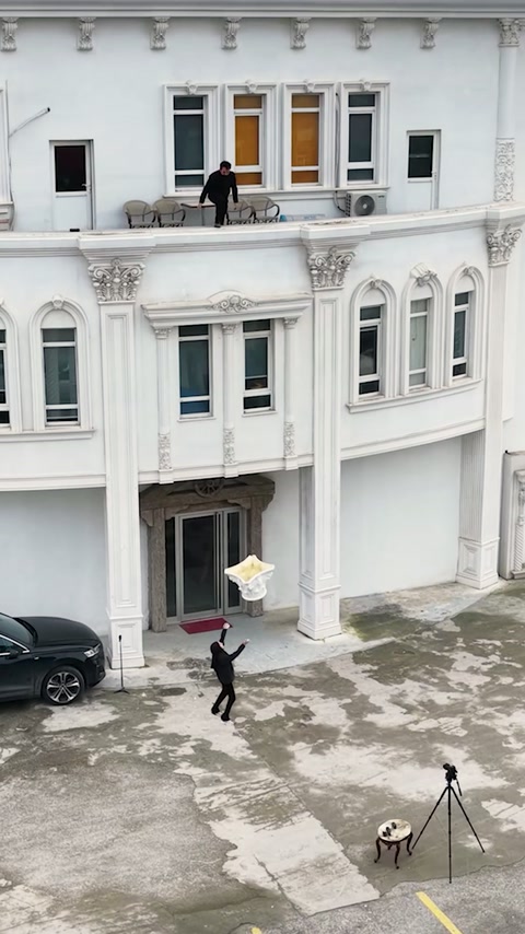 Uygulayıcı cephe önünde düşen dekoratif parçayı takip ediyor.
