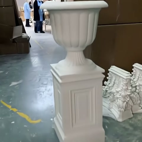 Kaideye oturtulan büyük saksı, atölye koridorunda karşıdan gösteriliyor.