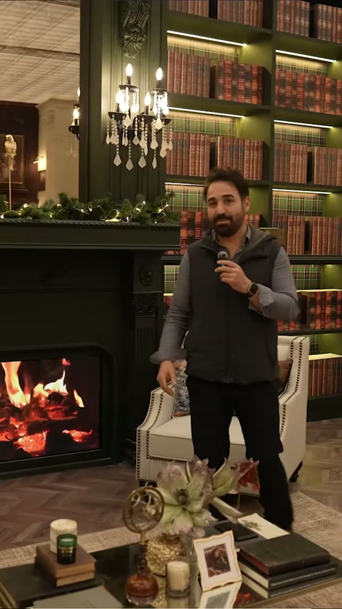 Sunucu şömine üstündeki yeşil süslemeyi ve kitaplık cephesini gösteriyor