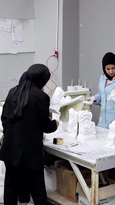 Dekoratif sütun parçalarında rötuş ve son kontroller yapılıyor