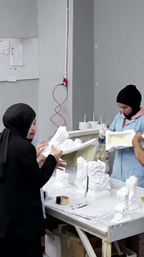 Küçük kabartmalı eleman çalışanların bulunduğu üretim masasında değerlendiriliyor.