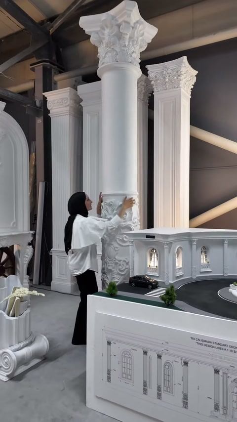 Sunucu uzun sütunun yanında durarak alt bölümdeki detayı inceliyor.