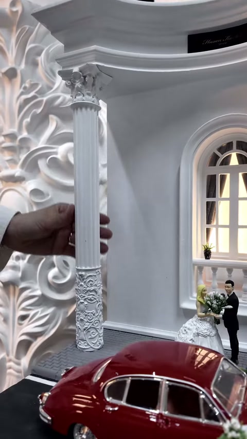 İnce minyatür sütunun yivli gövdesi ve bezemeli tabanı sergileniyor.