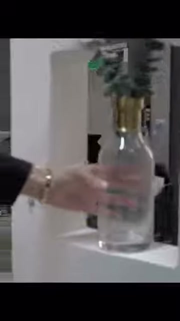 Kemerli panelin nişinde vazo ve bitki düzenlemesi tamamlanıyor.
