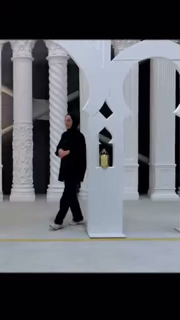 Beyaz dekor standında farklı gövdeli sütun örnekleri sergileniyor.