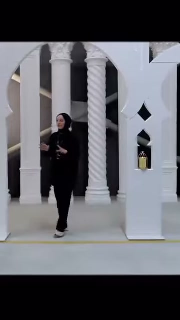 Sunucu, burgulu sütun ile düz sütunun birleşimini açıklıyor.