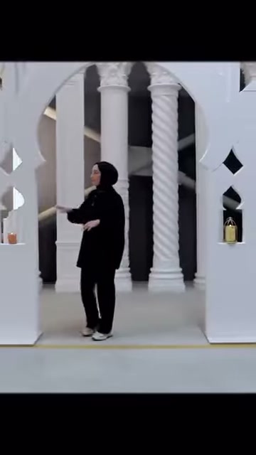 Kemerli dekorun iki yanındaki farklı sütun modelleri işaret ediliyor.