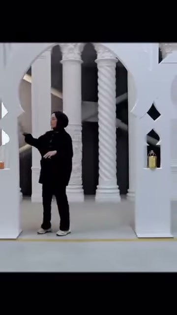Sunucu, sivri kemer altındaki burgulu sütun detayını gösteriyor.