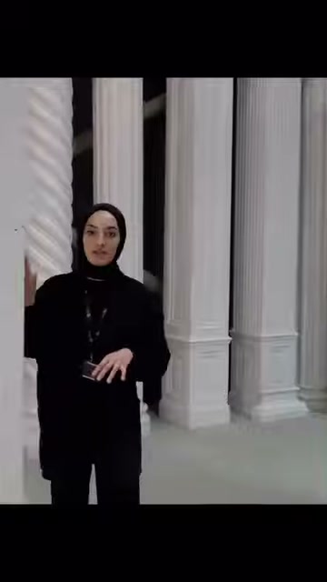Klasik sütun başlıkları, dikey yivli gövdelerle birlikte sergileniyor.