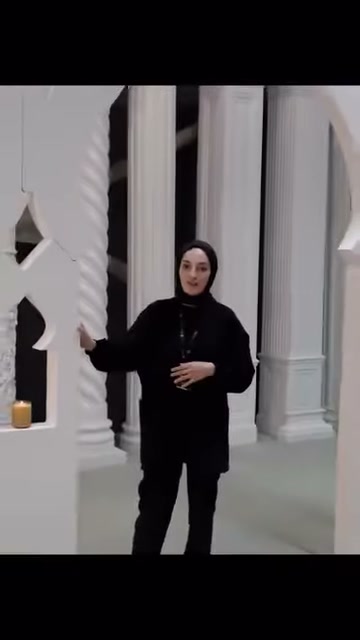 Sunucu, kemer panelinin yanındaki burgu desenli sütuna dokunuyor.