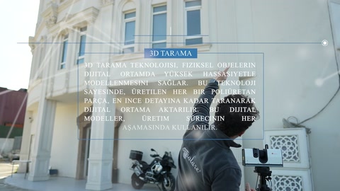 Operatör, iş yeri cephesindeki dekoratif sütunları dışarıdan inceliyor.