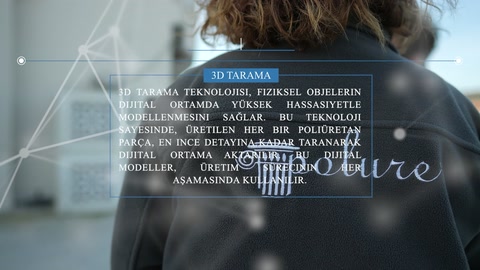 Görevli, açık alanda taşınabilir tarama ekipmanını elinde tutuyor.