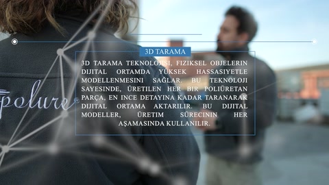 Operatör, bina dışındaki tarama aşamasında cihaz ekranını kontrol ediyor.