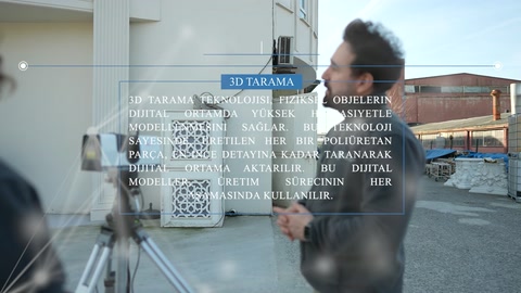 Görevli, dış mekânda tripodlu ekipmanın yanında tarama hazırlığı yapıyor.
