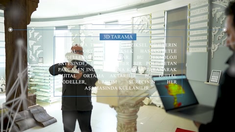 Operatör, bilgisayar yanındaki dekoratif başlığı el cihazıyla tarıyor.