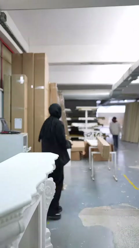 Dekoratif şömine köşede kalırken sunucu üretim tezgâhlarına ilerliyor.