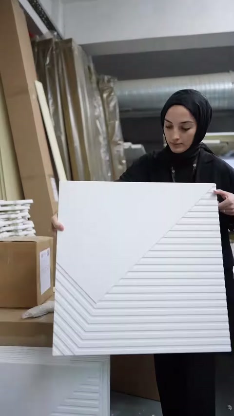 Sunucu, çapraz oluklu beyaz panel parçasını iki eliyle kaldırıyor.