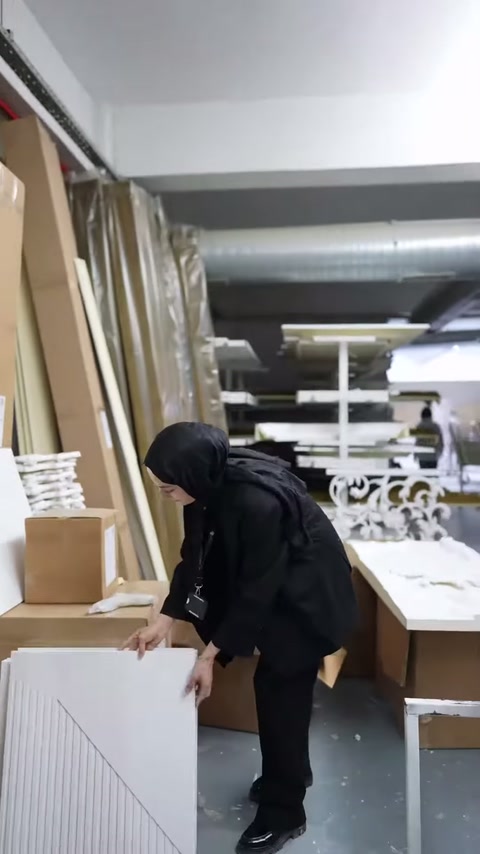 Çizgili yüzeye sahip dikdörtgen panel çalışma tezgâhında sergileniyor.