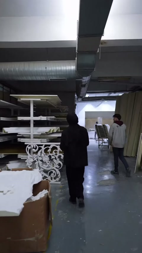 Üretim bölümündeki işlemeli korkuluk paneli geçidin yanında bekliyor.