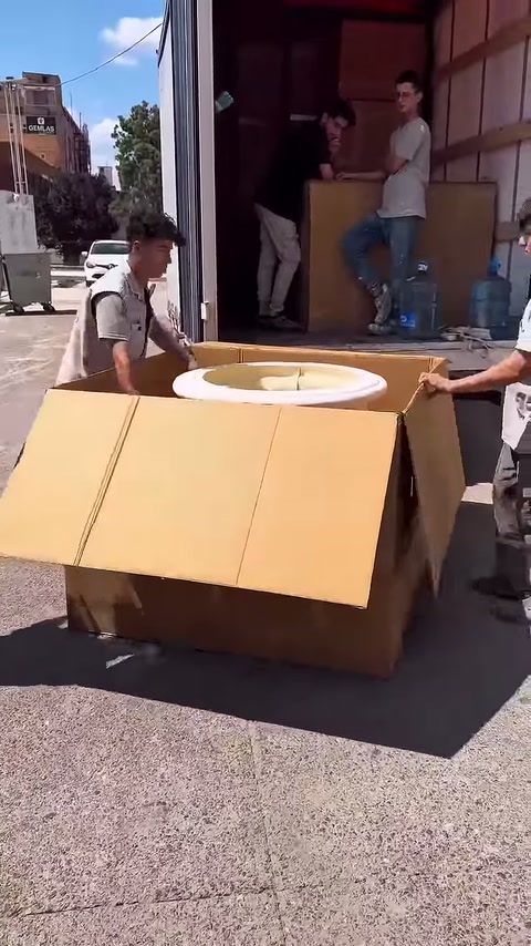 Çalışanlar kolinin içindeki dekoratif parçayı iki yandan kontrol ediyor