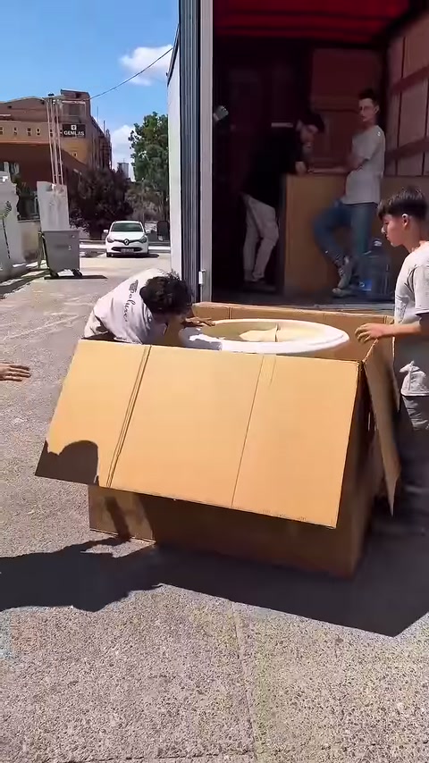 Açık kolideki sütun başlığının üst tablası yakından inceleniyor