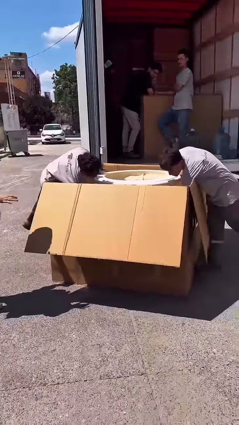İki çalışan açık kolinin yanlarından ürüne doğru eğiliyor