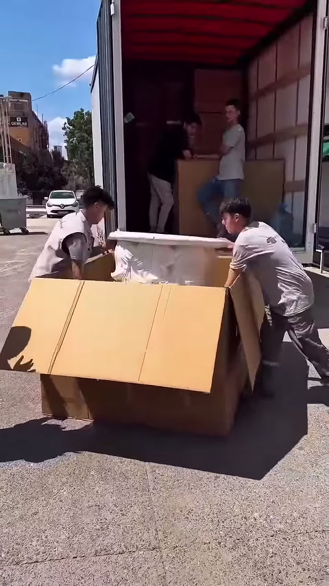 Çalışanlar sütun başlığını iki kenarından tutarak kaldırmaya başlıyor