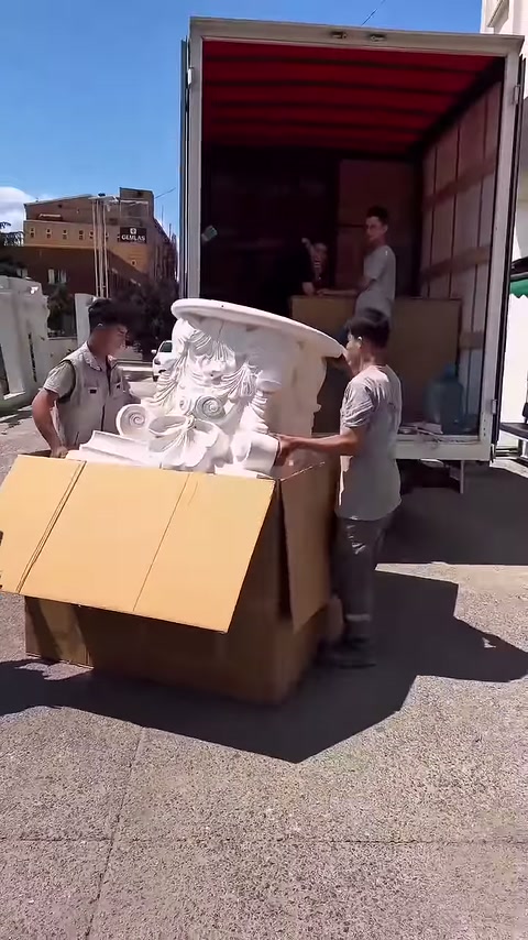 Başlığın kabartmalı ön yüzü ambalajdan çıkarken görünmeye başlıyor