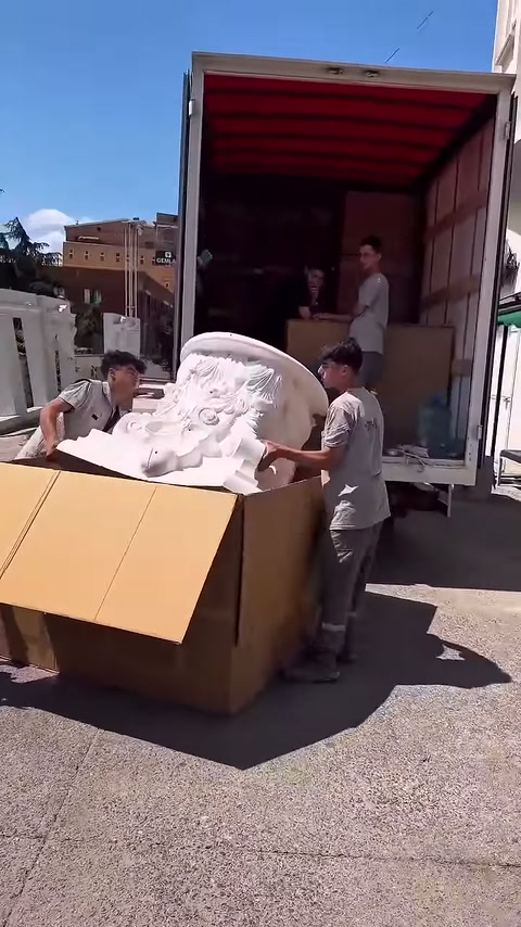 Dekoratif başlığın geniş tablası ve kabartmaları tamamen ortaya çıkıyor