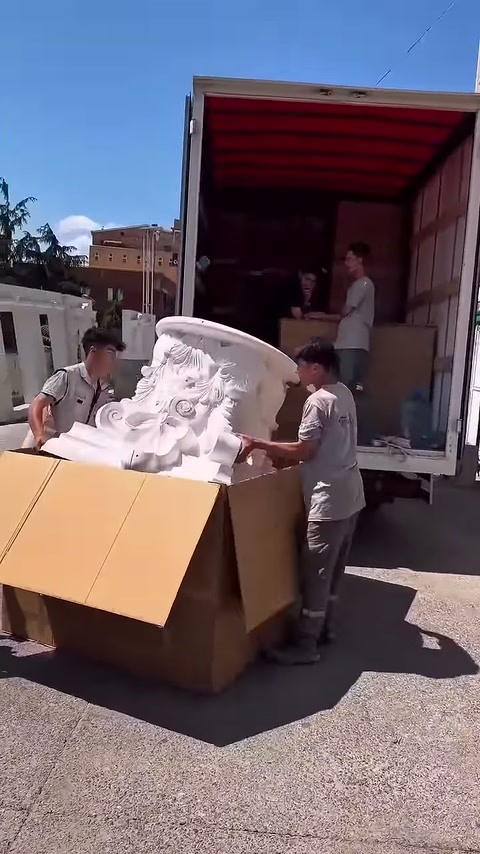 Çalışanlar beyaz sütun başlığını açık kolinin üzerinde tutuyor