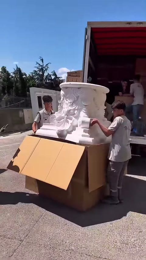 Bitkisel kabartmalarla bezeli başlık ambalajdan yukarı doğru çıkarılıyor
