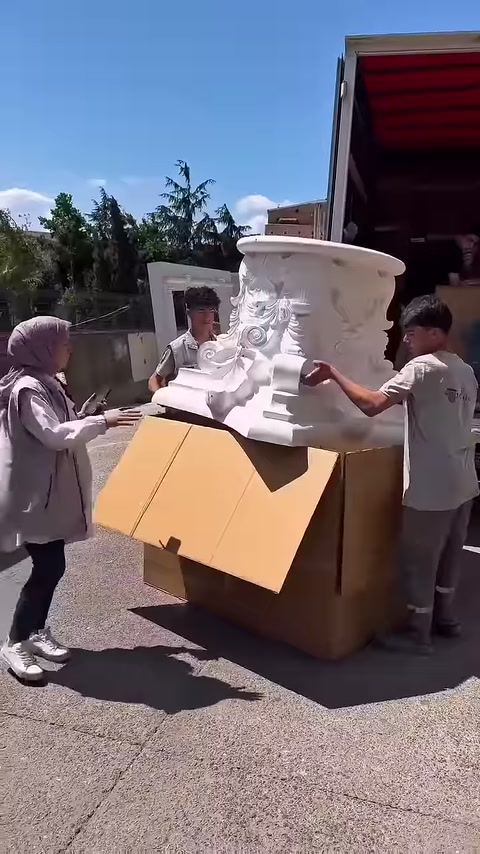 Sütun başlığının simetrik kabartmalı cephesi açık alanda sergileniyor