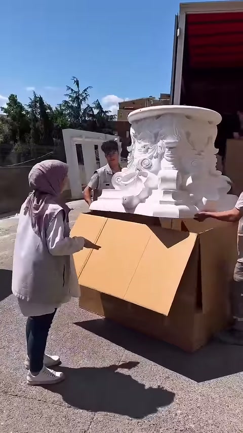 Beyaz başlığın katmanlı alt bölümü ve süslemeleri birlikte görülüyor