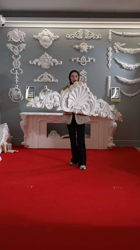 Video, duvar süsleriyle donatılmış showroomda dekoratif ürün tanıtımını gösteriyor.