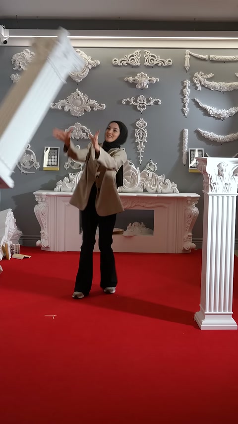 Kare kesitli kısa sütun, sunucunun önünde baş aşağı hareket ediyor.