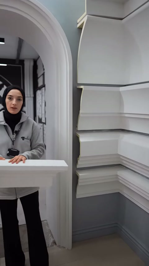 Sunucu kat silmesinin üst kenarını eliyle işaret ediyor.