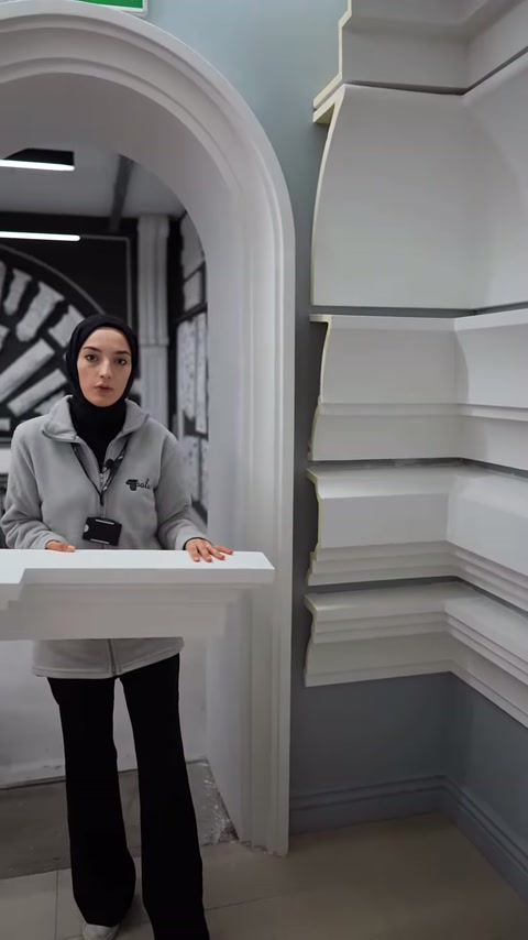 Yatay profil örneği kemerli teşhir geçidi önünde inceleniyor.