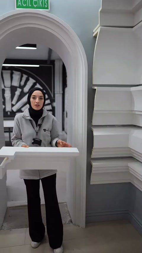 Sunucu dekoratif silmeyi ön cepheden sabit biçimde gösteriyor.