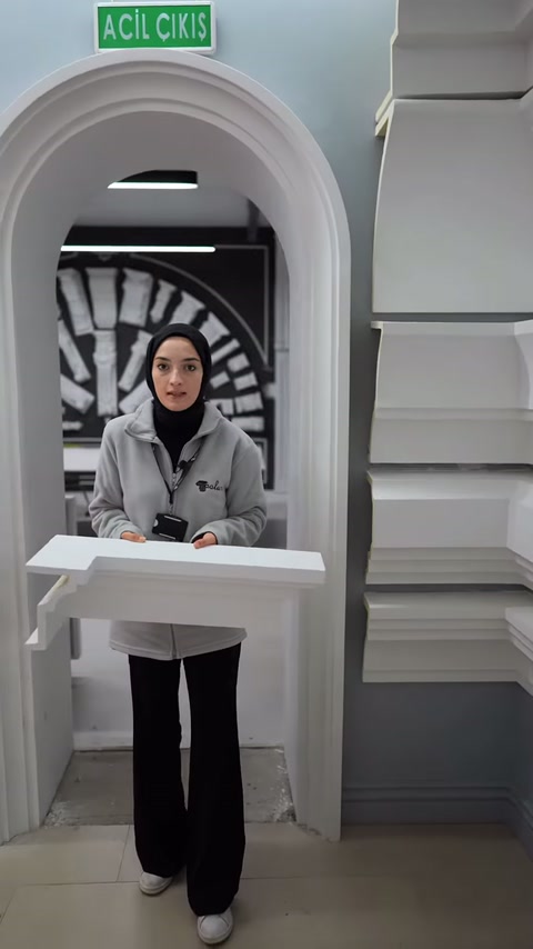 Kalın saçak silmesi, duvar kaplamaları arasında elde tutuluyor.