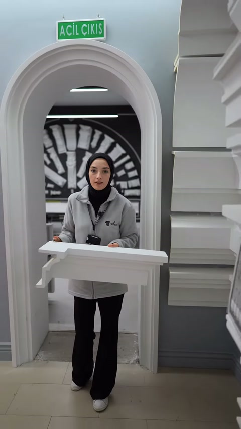 Beyaz profilin çıkıntılı kenarları karşıdan görünür biçimde sunuluyor.