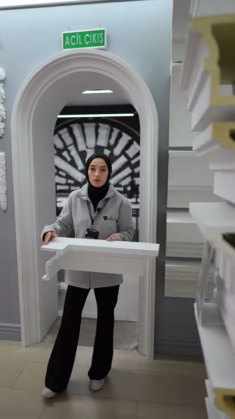 Sunucu silme modelini raflardaki alternatiflerin önünde tanıtıyor.