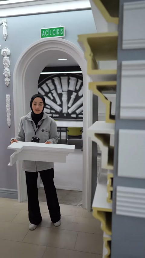 Sunucu profil parçasını bel hizasında tutarak detaylarını anlatıyor.