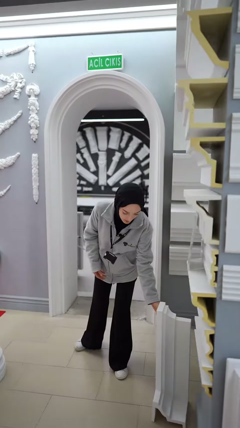 Sunucu zemindeki uzun beyaz profil örneklerinden birine uzanıyor.